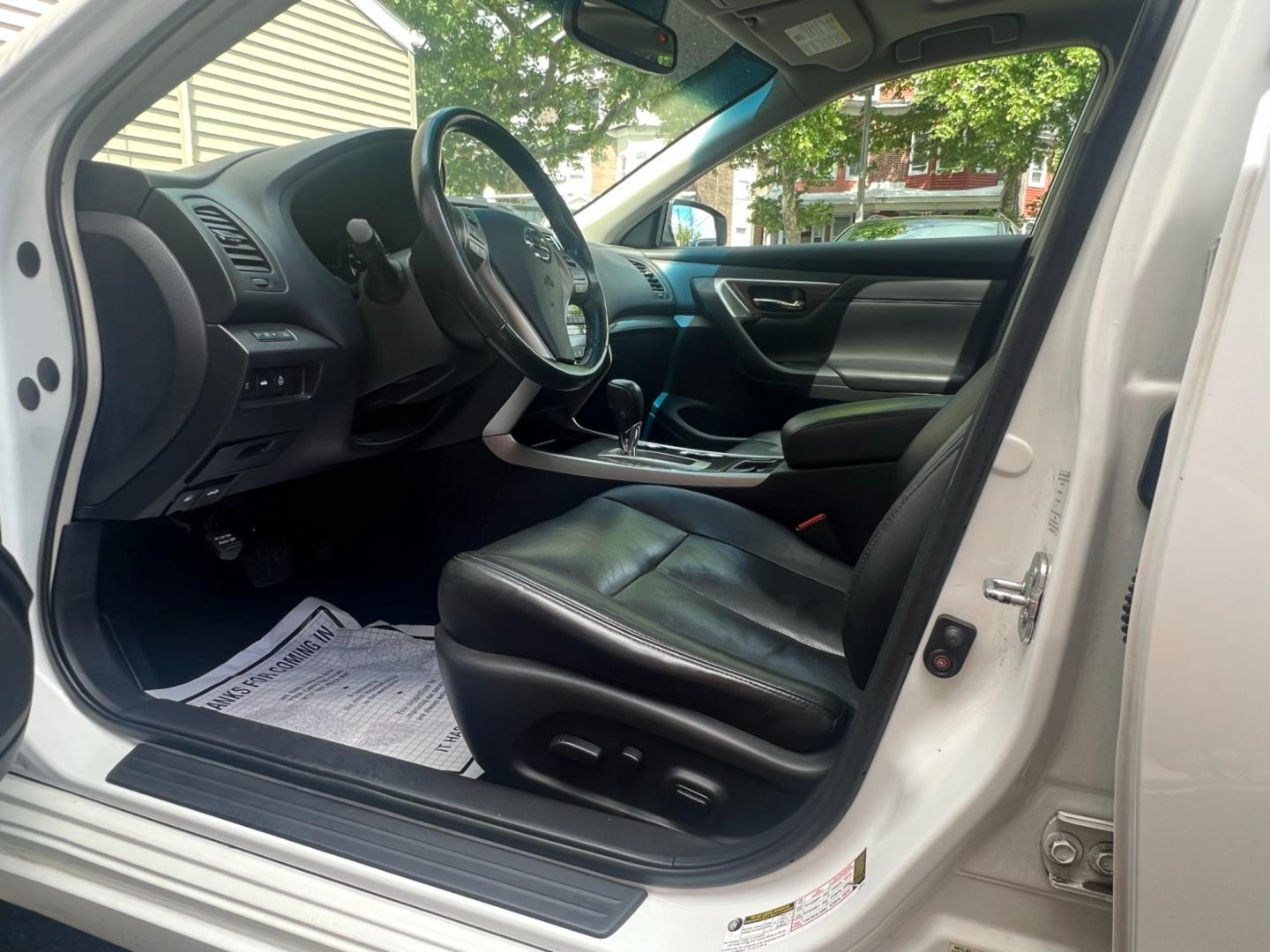 2013 White /Black Leather Nissan Altima 2.5S (1N4AL3AP5DC) with an 2.5L L4 DOHC 16V engine, located at 1018 Brunswick Ave, Trenton, NJ, 08638, (609) 989-0900, 40.240086, -74.748085 - Photo#9